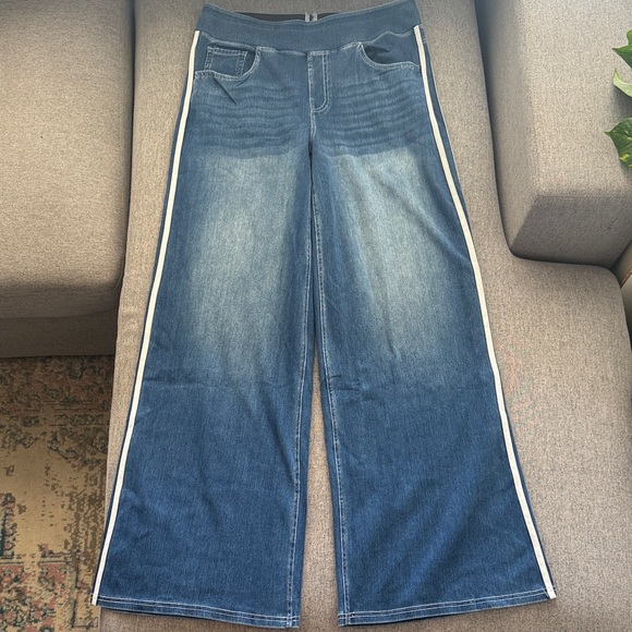 Halara Flex High Waisted Tummy Control Stripe Wide Leg Flowy Dark Wash Jeans - Picture 4 of 13